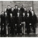 Charles Péguy en classe préparatoire au collège Sainte-Barbe (Paris) en 1894 (1er rang, 3ème depuis la droite) Crédit : Wikimédia Commons