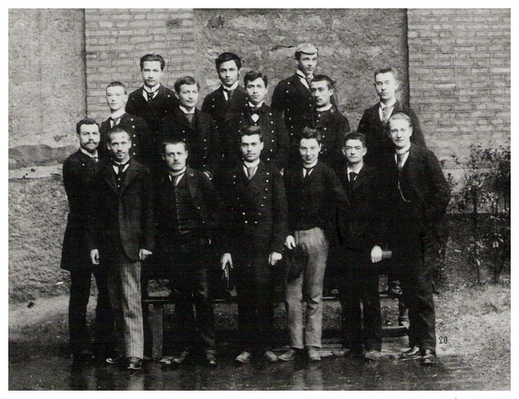 Charles Péguy en classe préparatoire au collège Sainte-Barbe (Paris) en 1894 (1er rang, 3ème depuis la droite) Crédit : Wikimédia Commons